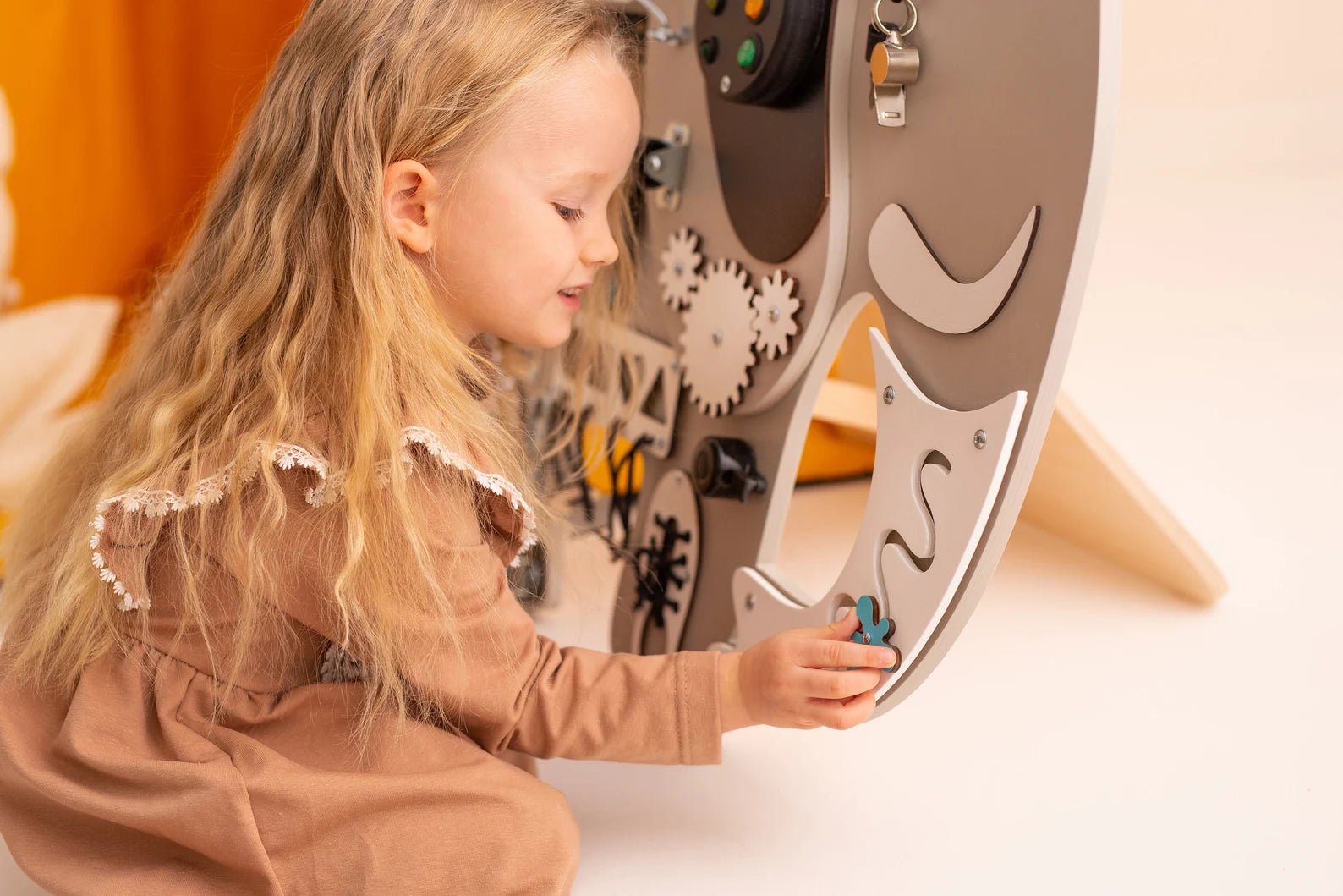 Elephant Kostek Busy Board - Planche sensorielle - Jeu de motricite fine pour enfant (3 ans et +) - myplayground