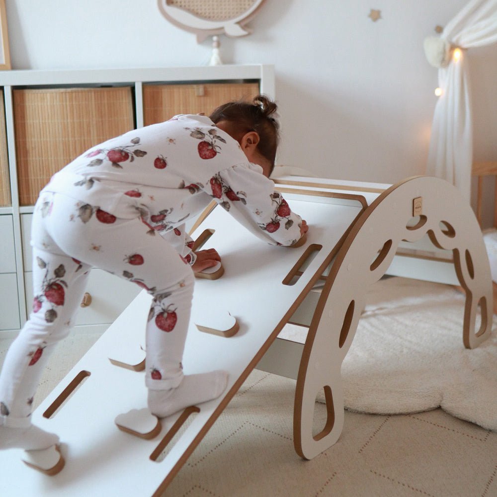 Bascule 4 en 1 - bois blanc, avec mur d’escalade, toboggan et coussin en velours lilas, motricité - Plush nest - myplayground