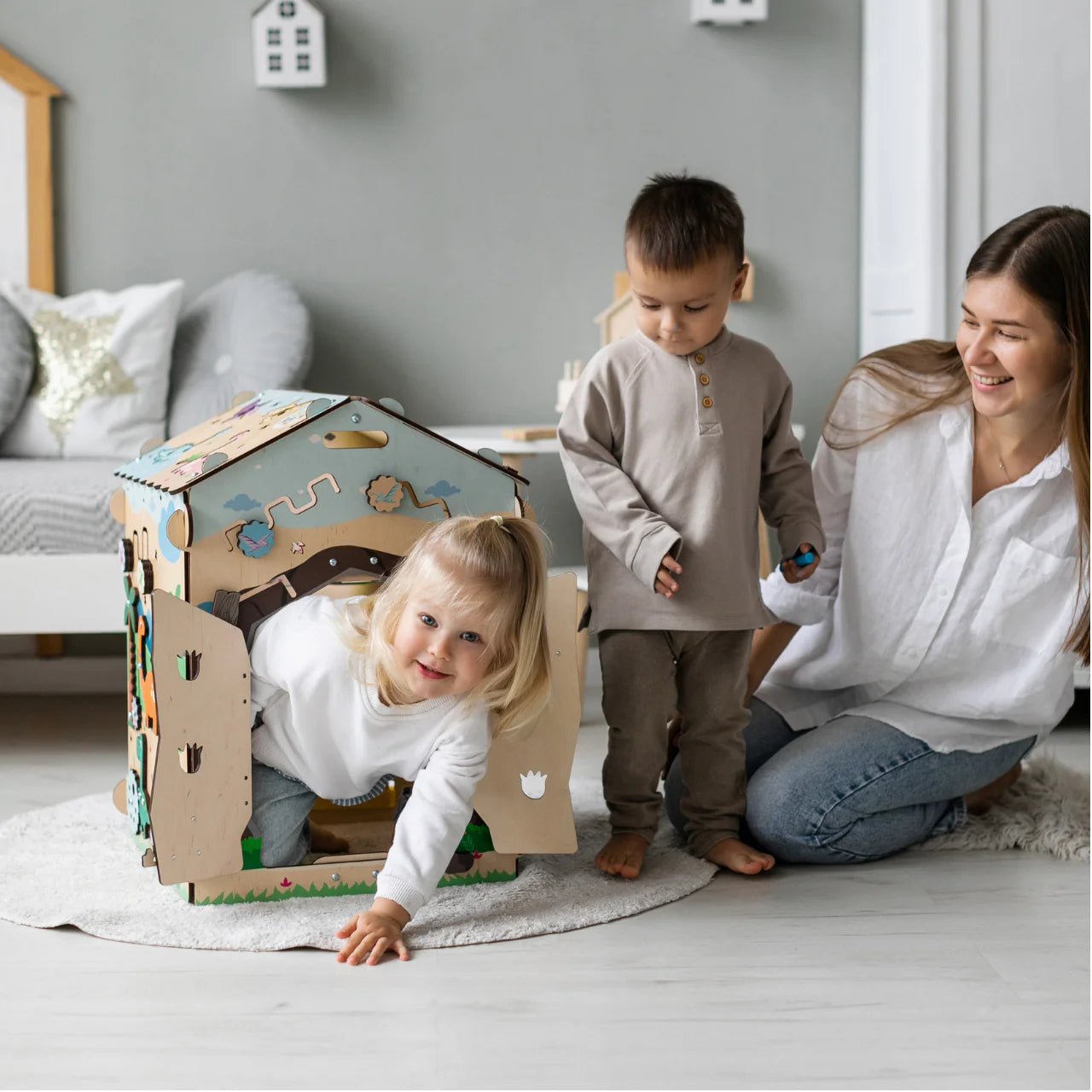 Busy Board Maisonnette Éducative DINO Équipé d'un Éclairage - Bois Natura, 12 à 18 mois - BusyKids - myplayground
