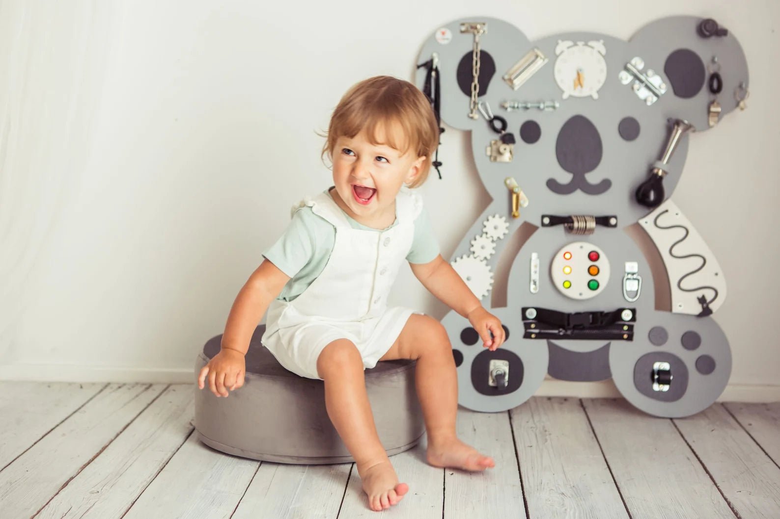 Koala Gris Busy board grise Koala - Planche sensorielle - Jeu de motricite fine pour enfant (3 ans et +) - myplayground