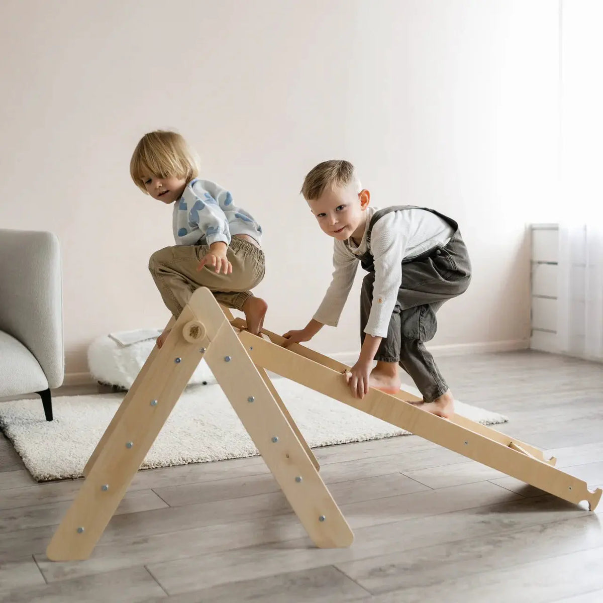 Ensemble triangle de motricité pikler et planche - couleur nature, bois brut, 12 à 18 mois - BusyKids by BusyKids