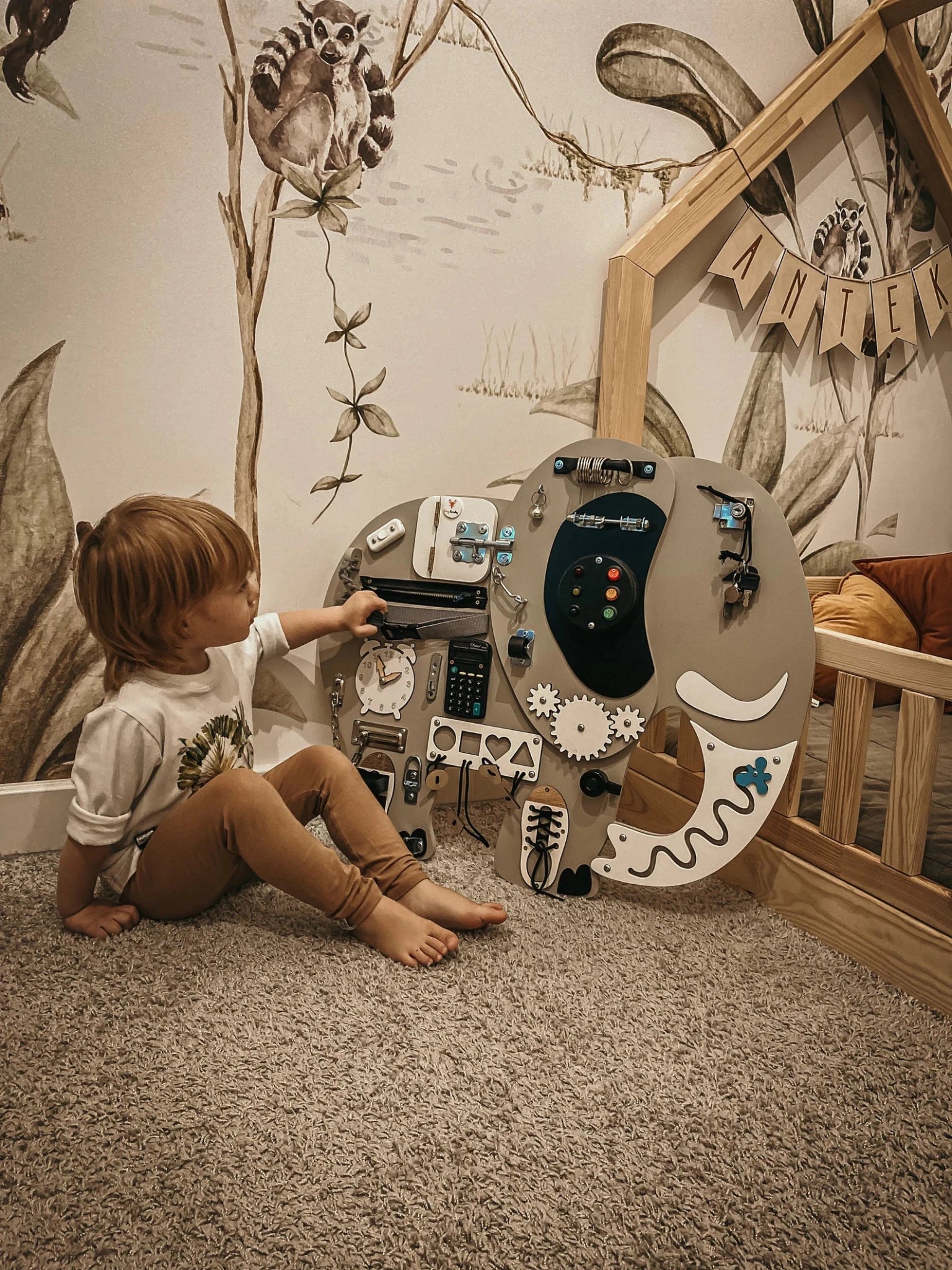 Elephant Kostek Busy Board - Planche sensorielle - Jeu de motricite fine pour enfant (3 ans et +) - myplayground