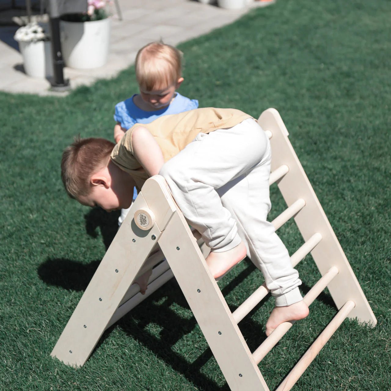 Triangle de Motricité Pikler - couleur Nature, bois brut (non verni), 12 à 18 mois - BusyKids - myplayground