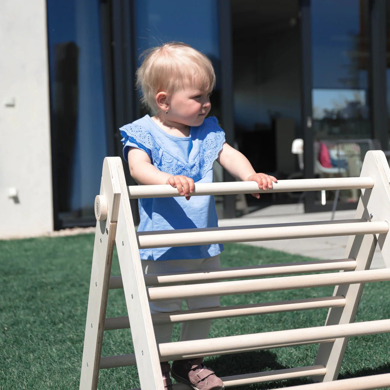 Triangle de Motricité Pikler - couleur Nature, bois brut (non verni), 12 à 18 mois - BusyKids - myplayground