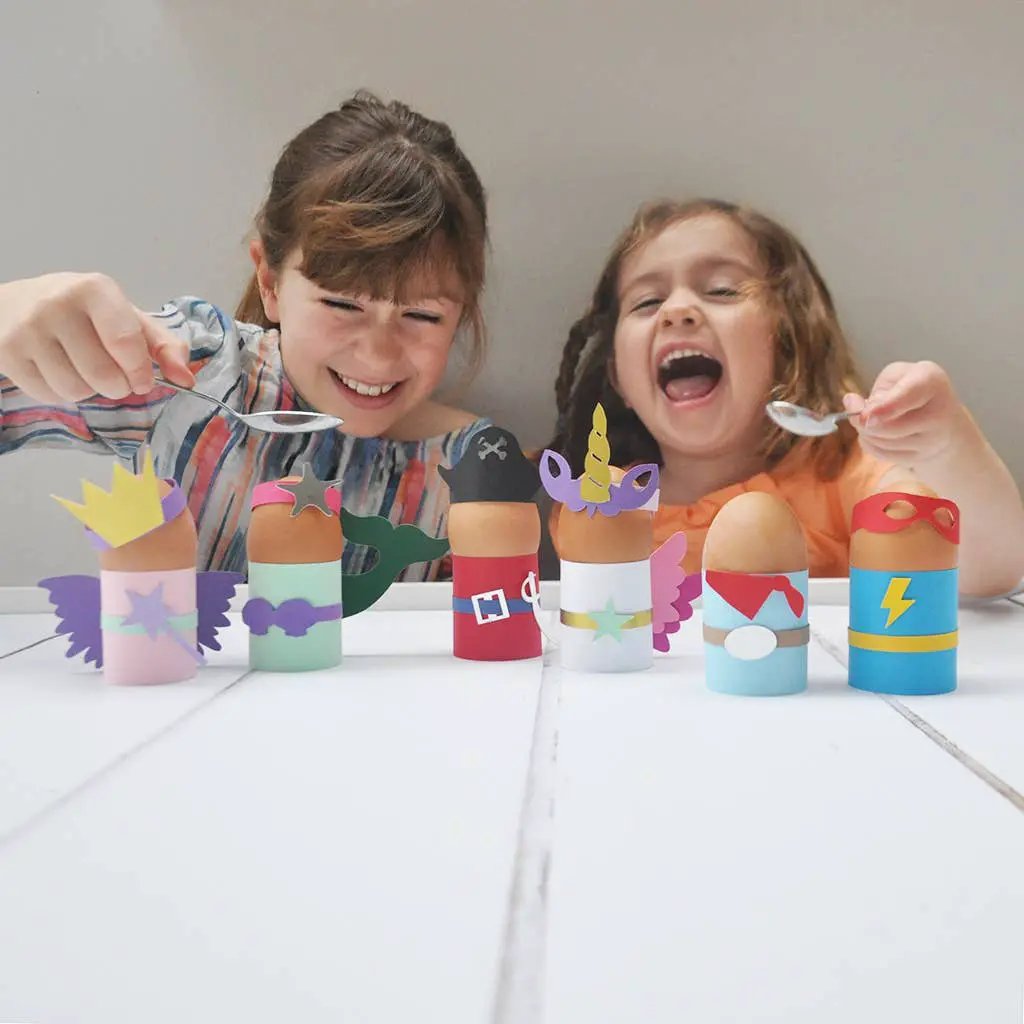 Boîte d'activités avec personnages en forme de coquetier de Pâques by Cotton Twist