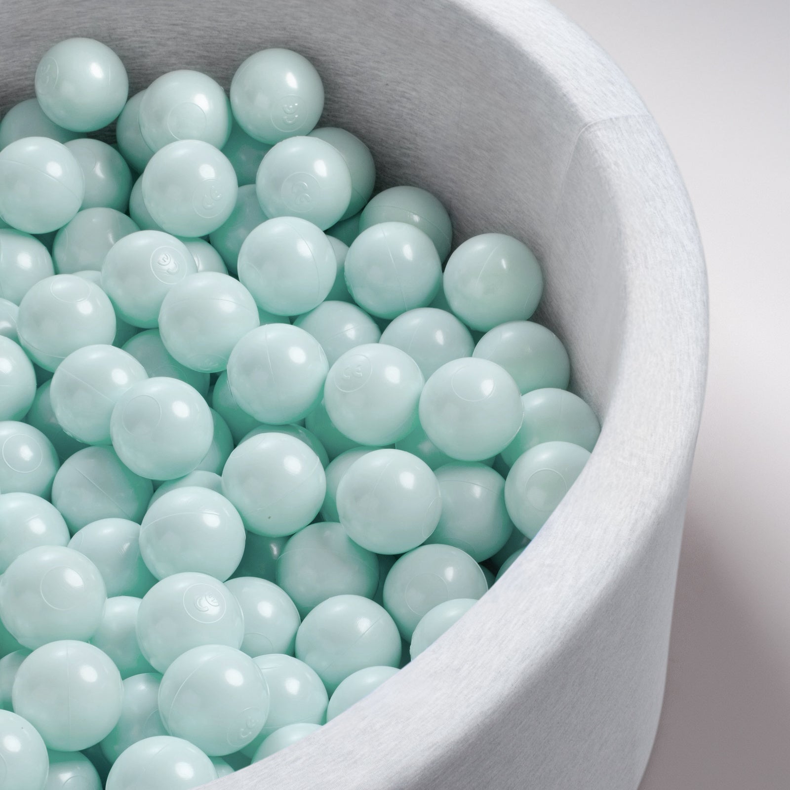 Boule de piscine à balles - 6 cm, perle menthe - Plush Nest - myplayground